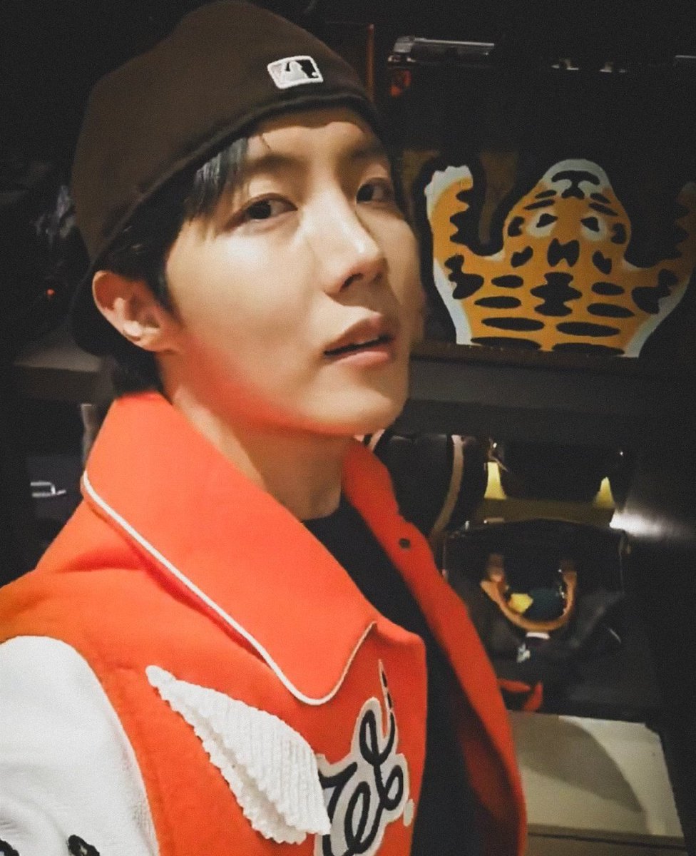 JhopeNews_'s tweet photo. 🚨| ÚLTIMO DIA DE VOTAR! 

I'm voting for #jhope for #ArtistaMasculinoInternacionaldoAno at the #SECAwards

‼️ Você deve seguir o @secawards para seu voto valer https://t.co/tEJdn50Oku