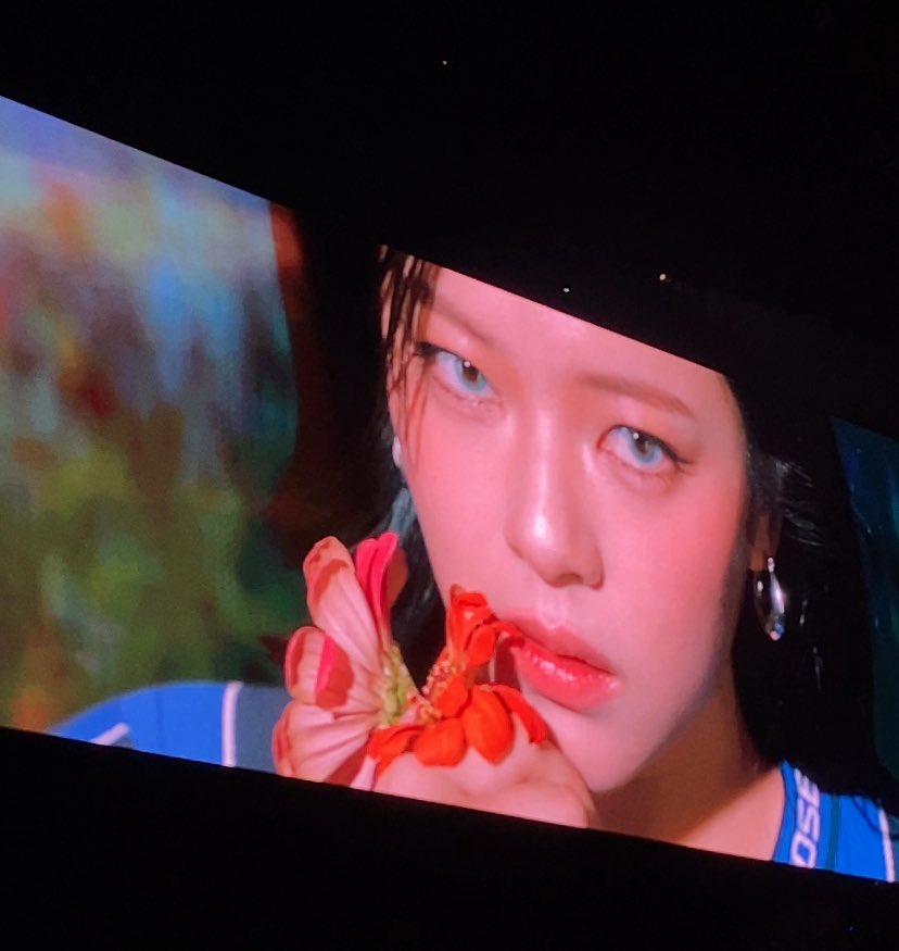 mureapple's tweet image. She’s crazy 😭 The vcr got me so excited I had to record for yall
