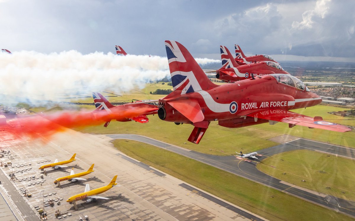 rafredarrows's tweet image. Happy 60th anniversary to East Midlands Airport!
The Red Arrows performed a flypast over EMA - once RAF Castle Donington - this evening to mark its diamond celebration.
📸 AS1 Iwan Lewis
#RedArrows | #EMA | #RAF | #FlyEMA | #EastMidlands