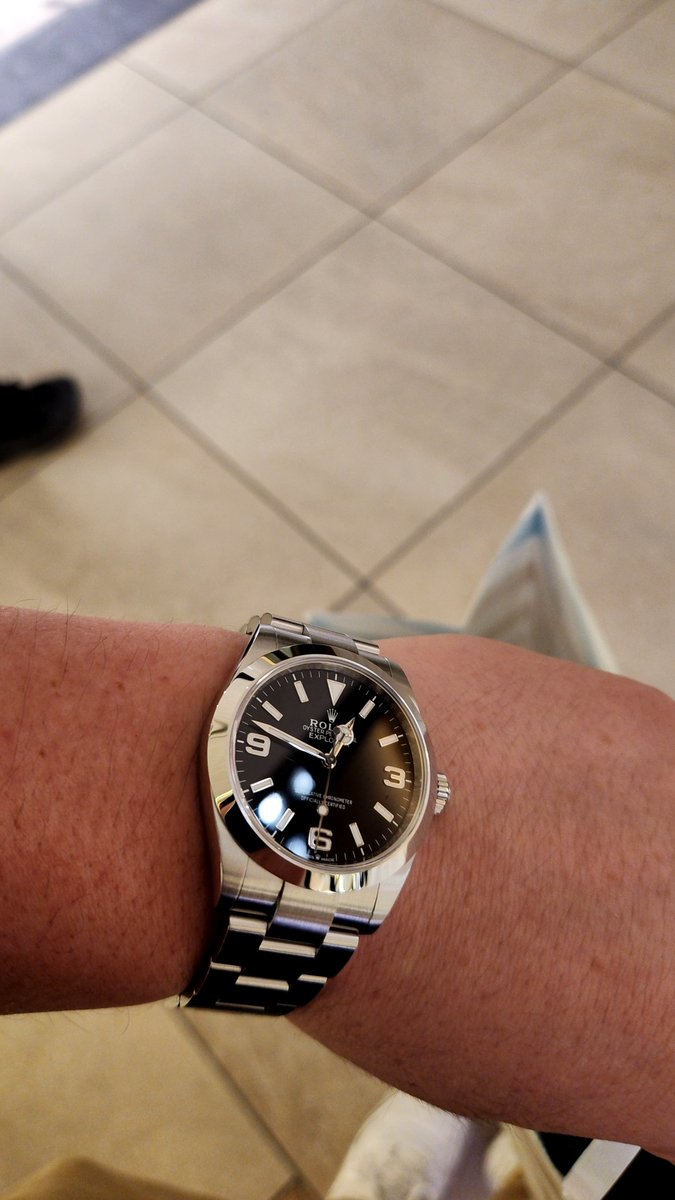 ふらっと寄った大丸でたまたま買えちゃった。ほんまにラッキー
＃ロレックス　＃エクスプローラー　＃ロレックスマラソン