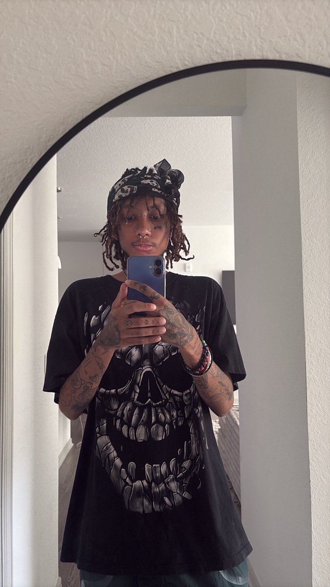 avoidchandler's tweet image. Hey guys