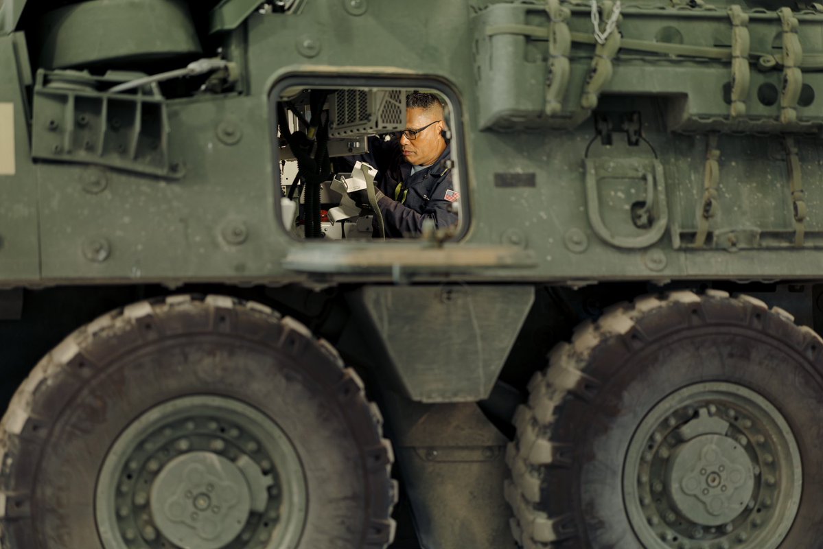 FORSCOM's tweet image. 🚨 Historic first: @LancerBrigade, @7thID is now fielding MAPS Gen II — the Army’s newest PNT system. With advanced sensors, M-Code GPS & anti-jam tech, it delivers battlefield precision even when GPS is denied. Game-changer for maneuver, firepower & comms. 🇺🇸⚔️
#Army250 @USArmy