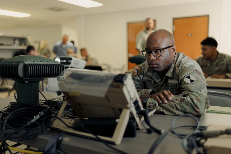 FORSCOM's tweet image. 🚨 Historic first: @LancerBrigade, @7thID is now fielding MAPS Gen II — the Army’s newest PNT system. With advanced sensors, M-Code GPS & anti-jam tech, it delivers battlefield precision even when GPS is denied. Game-changer for maneuver, firepower & comms. 🇺🇸⚔️
#Army250 @USArmy