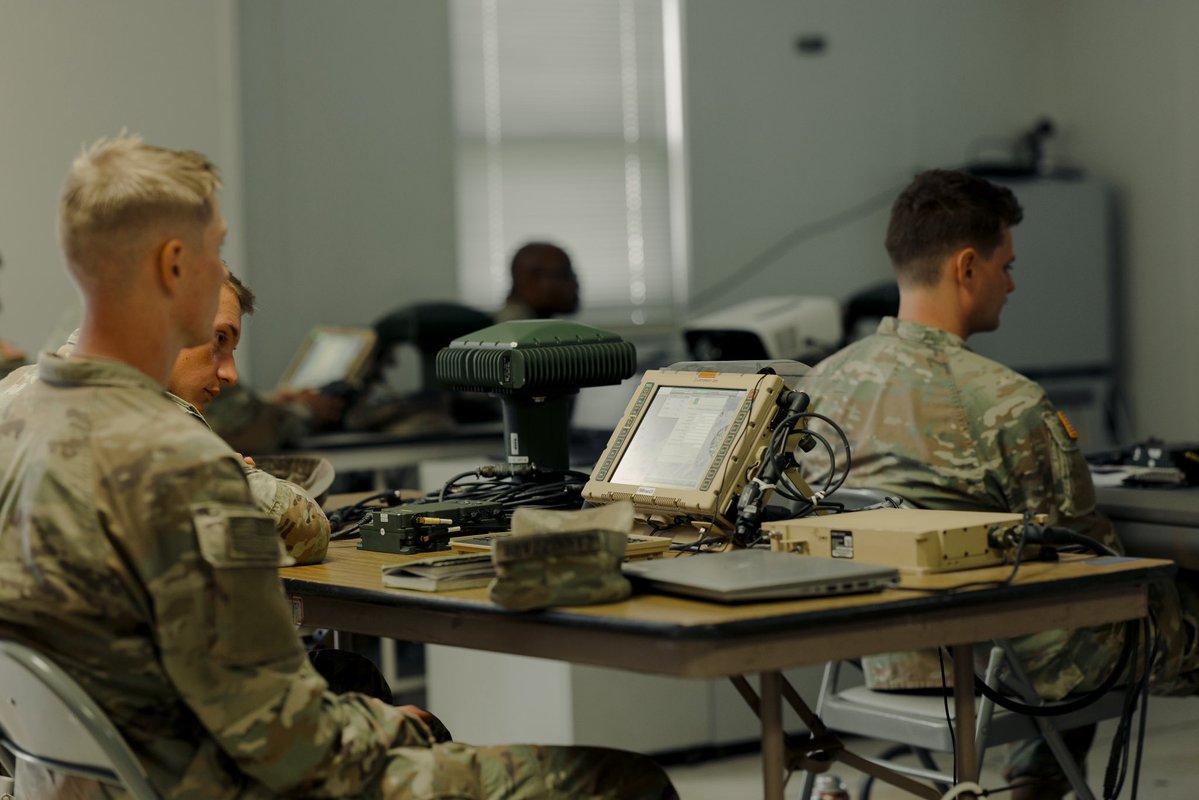 FORSCOM's tweet image. 🚨 Historic first: @LancerBrigade, @7thID is now fielding MAPS Gen II — the Army’s newest PNT system. With advanced sensors, M-Code GPS & anti-jam tech, it delivers battlefield precision even when GPS is denied. Game-changer for maneuver, firepower & comms. 🇺🇸⚔️
#Army250 @USArmy