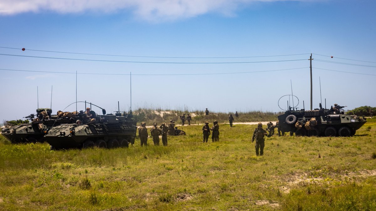 USMC's tweet image. #Marines with the @22nd_MEU, take part in an amphibious assault as part of Composite Training Unit Exercise (COMPTUEX) on @camp_lejeune, North Carolina.
During COMPTUEX, the Iwo Jima Amphibious Ready Group and 22nd MEU, refine tactics, techniques, and procedures to execute…