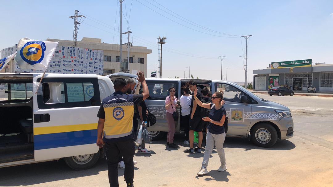 SyriaCivilDefe's tweet image. نقلت فرق الدفاع المدني السوري اليوم الأحد 20 تموز، 73 مواطناً قادمين من محافظة السويداء، معظمهم من الأطفال والنساء، من المعبر الإنساني في مدينة بصرى الشام، إلى مناطق آمنة، كما تم تأمين عائلة إلى معبر نصيب الحدودي مع #الأردن في محافظة درعا.
ويواصل الدفاع المدني السوري المساهمة…