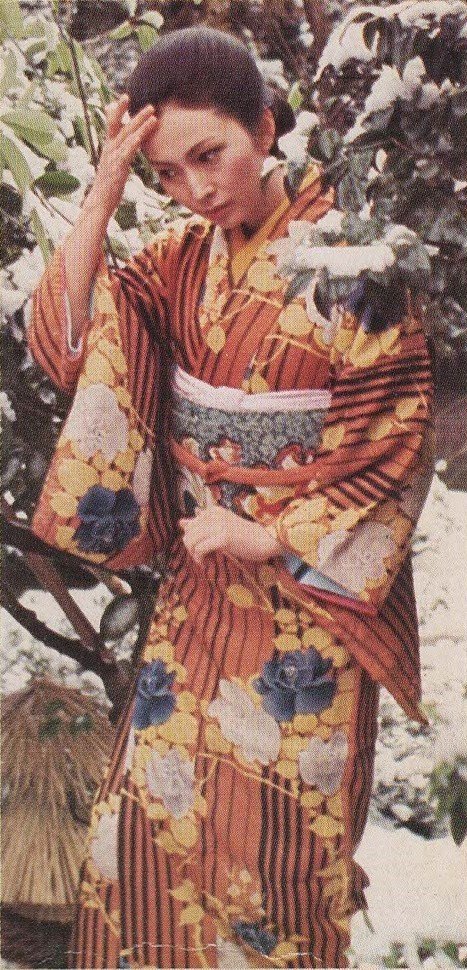 fymeikokaji's tweet image. Meiko Kaji (梶芽衣子) on the back of the Akane Gumo (あかね雲) cassette released in 1978.
Scanned by me.