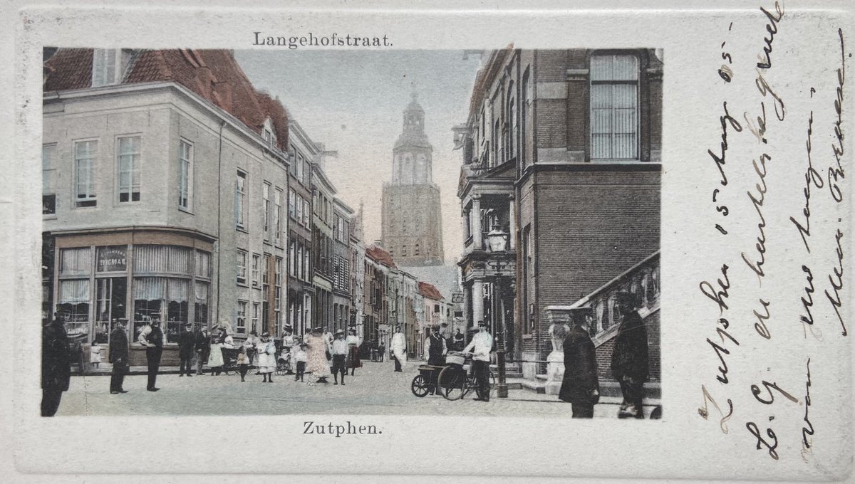 #Zutphen, #Langehofstraat. 15 augustus 1905. Briefkaart van Mevr. Broese aan Mejuffrouw GJ Coppius, Rijkstelephoniste #Amsterdan. Links de winkel van de gezusters Wigman. Restauratiewerkzaamheden aan het pand in de jaren ‘90 hebben een bizar stadsbeeld opgeleverd. 🤦‍♂️