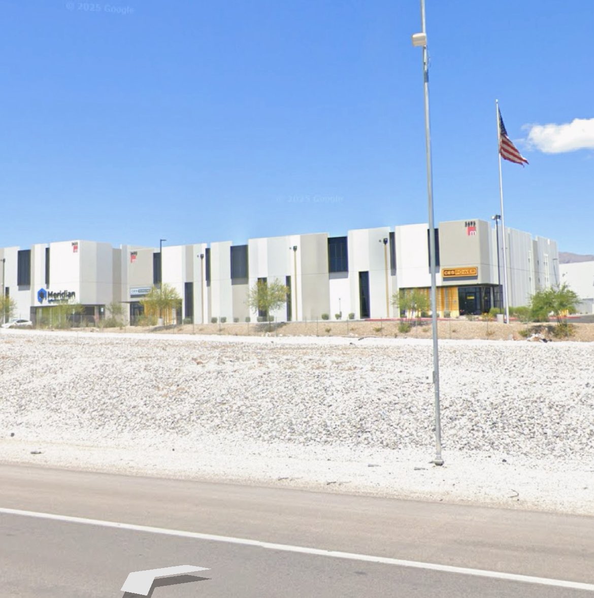 acquisizioni's tweet image. Never seen more windows and “articulation” on industrial buildings than I did while driving I-15 just north of Vegas.
Such a strange requirement for a box along a highway in the middle of a desert.
