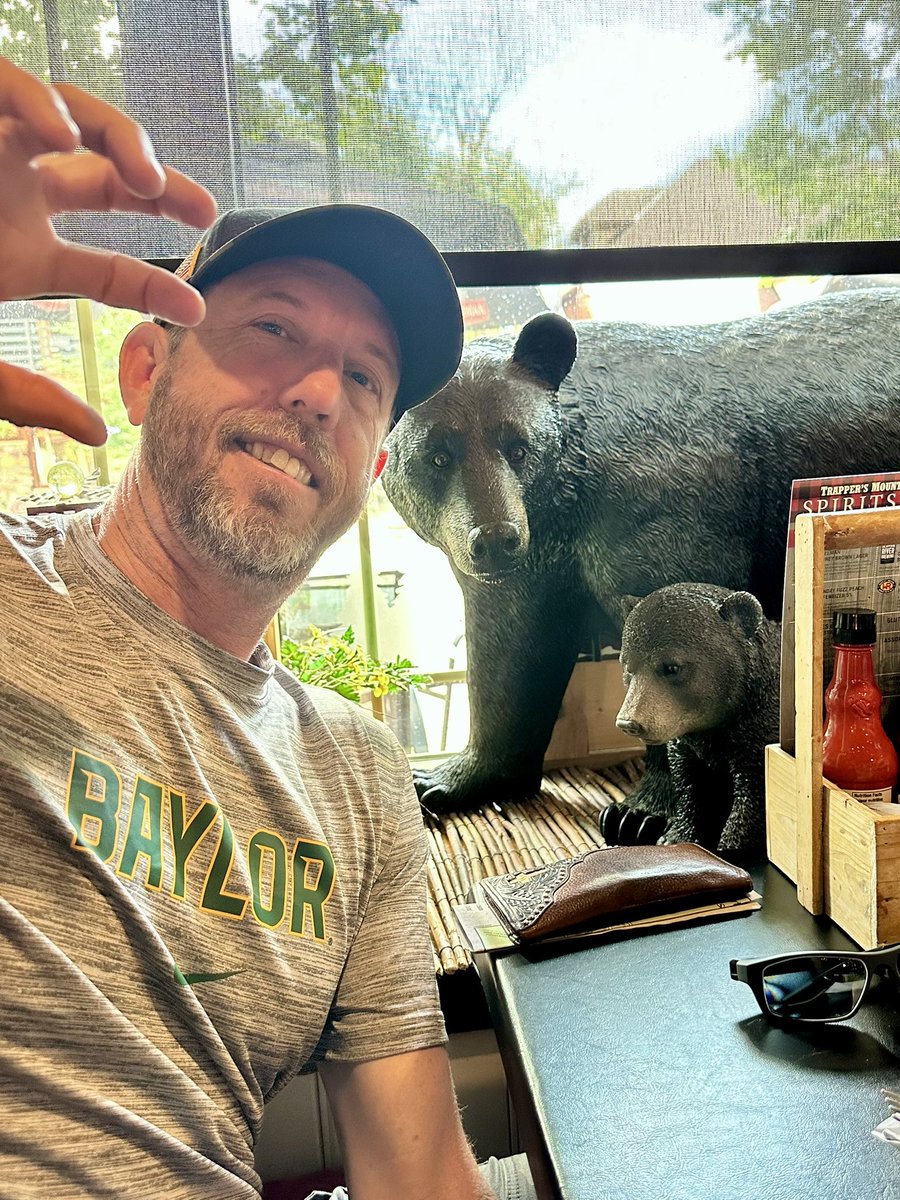 BaylorVBall's tweet image. Coach @RyanMcGuyre can’t stay far from the Bears. Hello from Canada🇨🇦👋
#SicEm🐻🏐