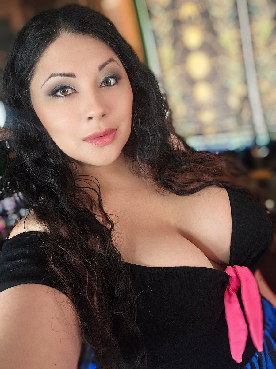 I'm on twitch right now with @lavelle_0fficial making bourbon apple pie and birthday cake! Come hang!
Twitch.tv/ivydoomkitty