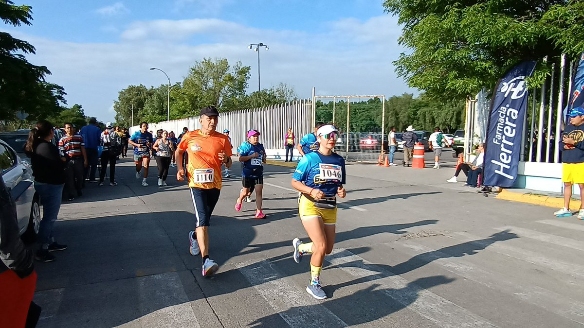 ✅ Este domingo, nuestra directora, Alma Gorety Martínez García, dió el banderazo de salida a la carrera Farmacia Herrera, en la cual participaron mil 200 personas. 

#CelayaEsLaEsperanza
#SidecEsDeporte