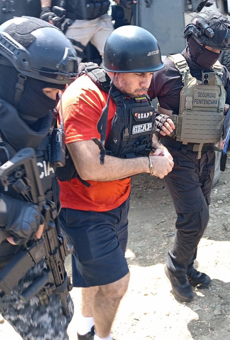 TheChipi's tweet photo. De los mismos creadores de “Lo encerraron pero sin candado” nos llega “Enviaron a Fito con estrictas medidas de seguridad pero con su celular en el bolsillo” 

Show y más show para mis boca abiertas. https://t.co/Twau8aOeSA