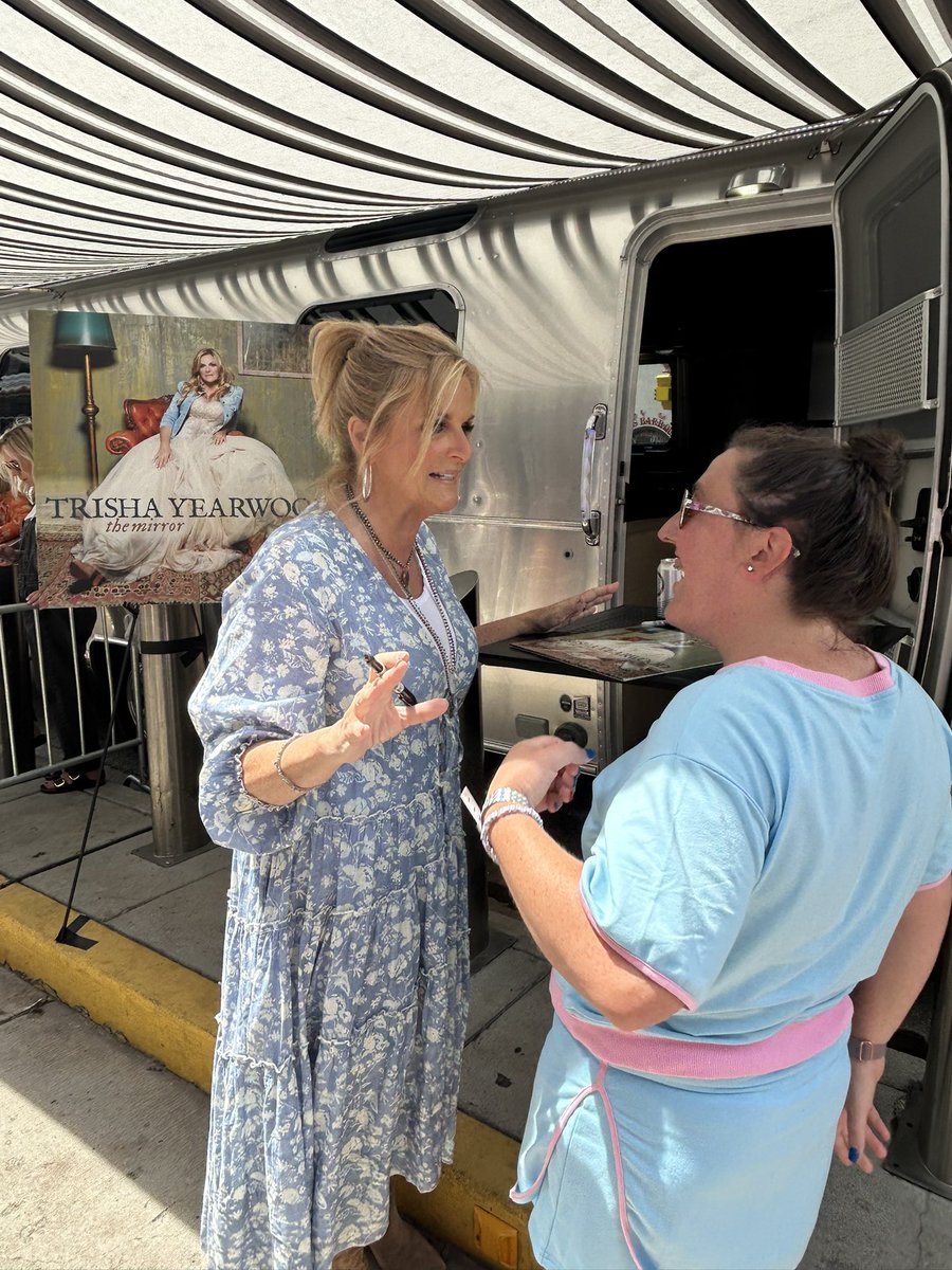 kelseyleigh403's tweet image. This new album is EVERYTHING! @trishayearwood I will answer to whatever name you choose to call me 😂😂❤️❤️❤️