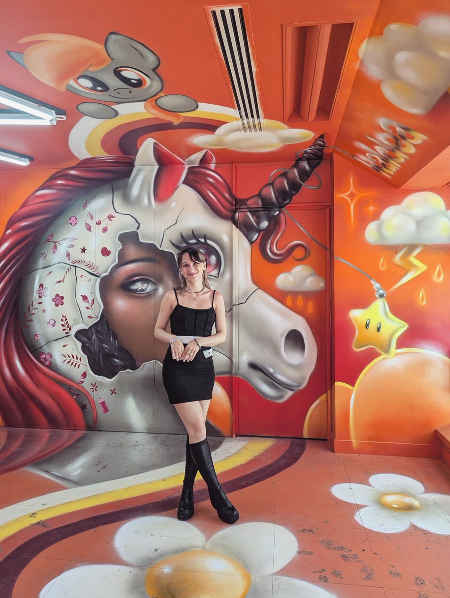 AmandineBamaca's tweet image. Y a une expo de street art trop trop sympa en ce moment à la Défense ! N'hésitez pas à y aller
@wandakunpls négocie un mur...