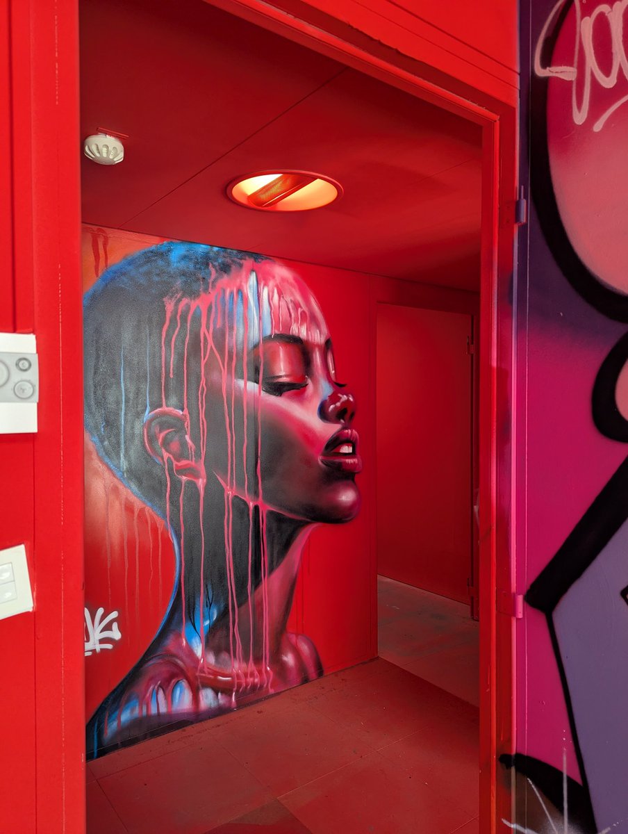 AmandineBamaca's tweet image. Y a une expo de street art trop trop sympa en ce moment à la Défense ! N'hésitez pas à y aller
@wandakunpls négocie un mur...