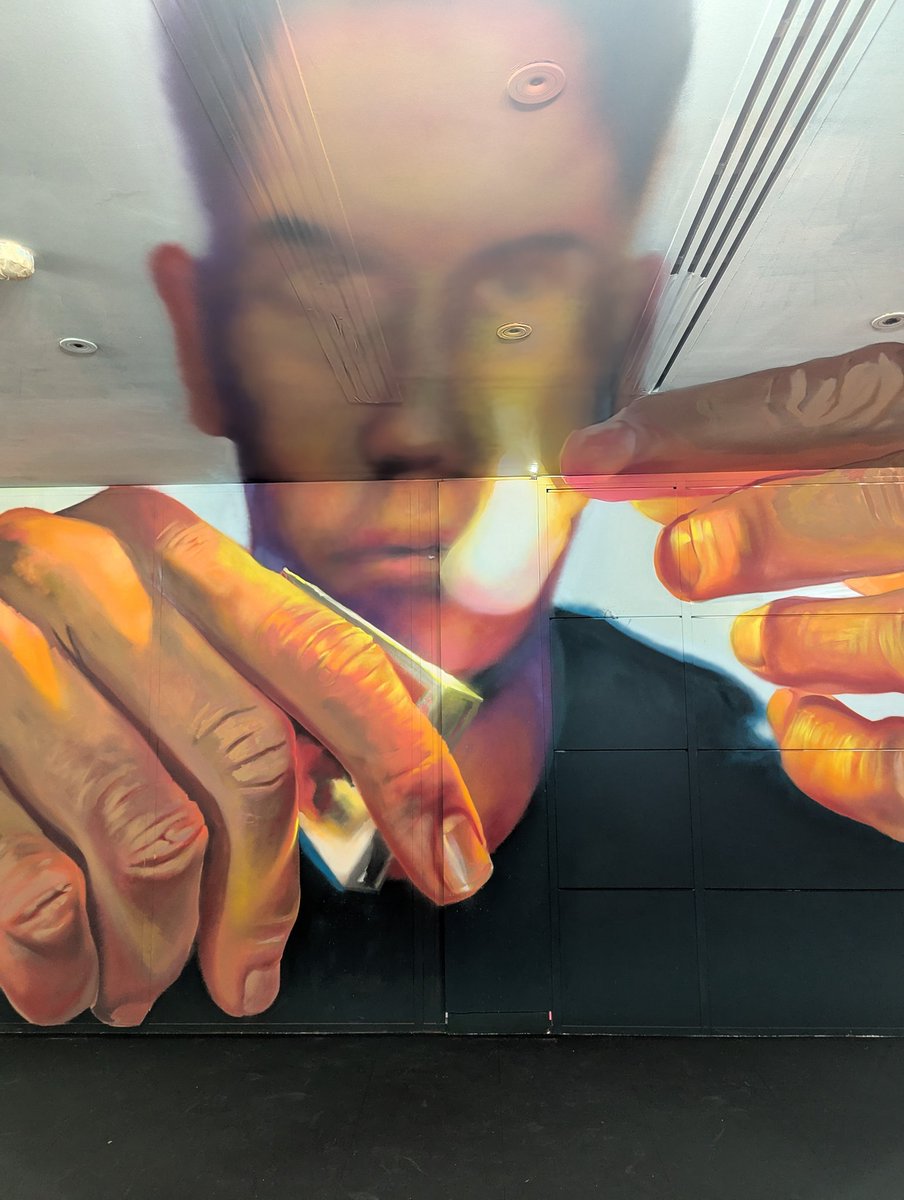 AmandineBamaca's tweet image. Y a une expo de street art trop trop sympa en ce moment à la Défense ! N'hésitez pas à y aller
@wandakunpls négocie un mur...