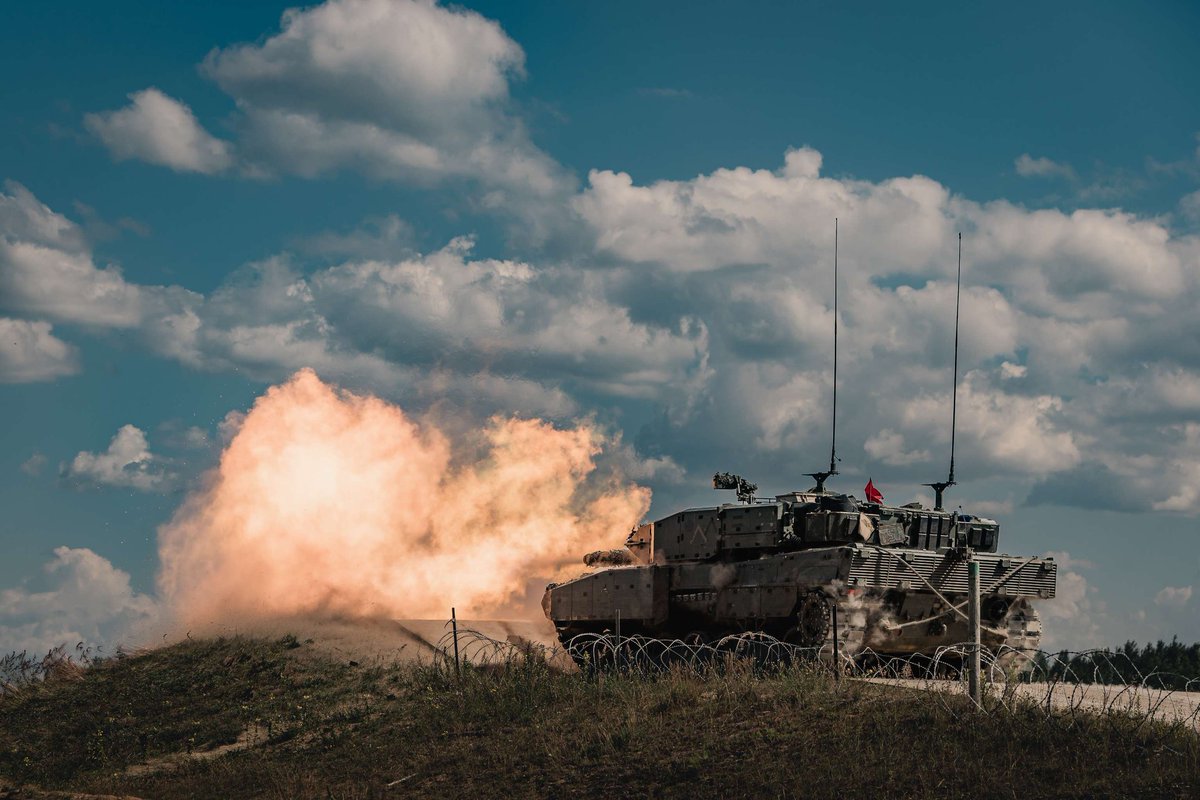 Nothing better than seeing some Canadian Leopard 2A4M's spotted , doing what they do......smile wait for flash....