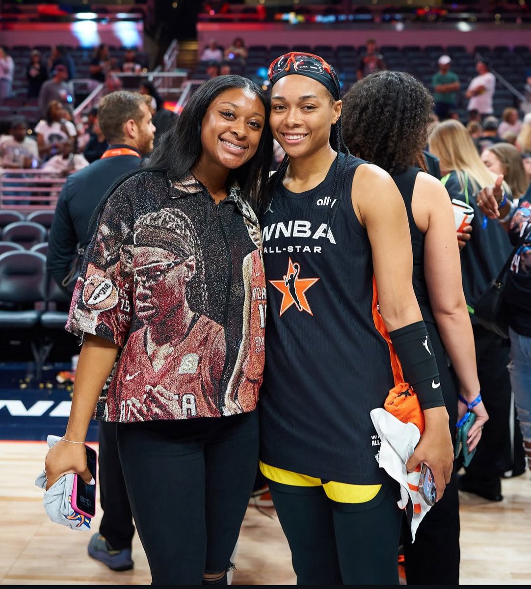 BamaStateSports's tweet image. 𝗔𝗹𝗹𝘀𝘁𝗮𝗿 𝗠𝗼𝗺𝗲𝗻𝘁 ⭐️
Lady Hornet Ashley Gray in Indiana with her sister WNBA AllStar Allisha Gray of the Atlanta Dream!
#SWARMAS1
