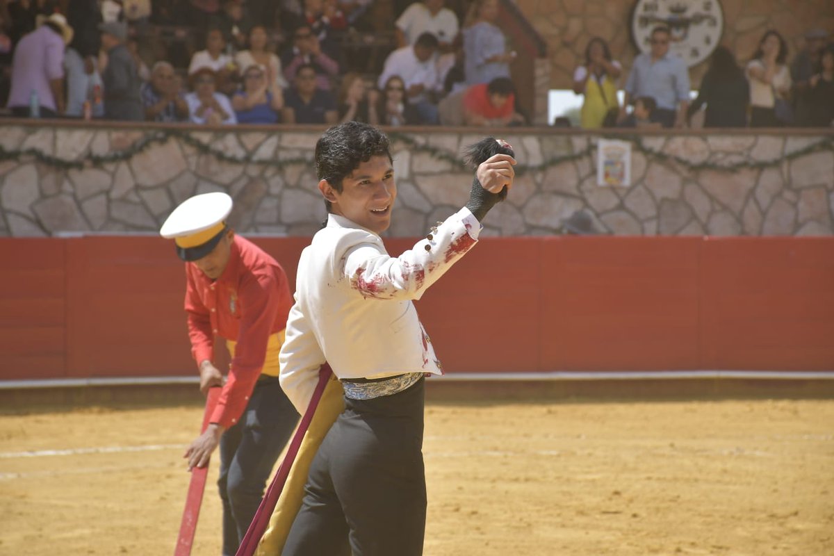 Salvador Santoyo corta una oreja al novillo Soñador de Pepe Garfias tras una gran faena.

📷Oscar Mir MIRando El Arte

#CincoVillas #FestivalTaurino #HoyEsElDía #FiestaBrava #ViveLaTradición