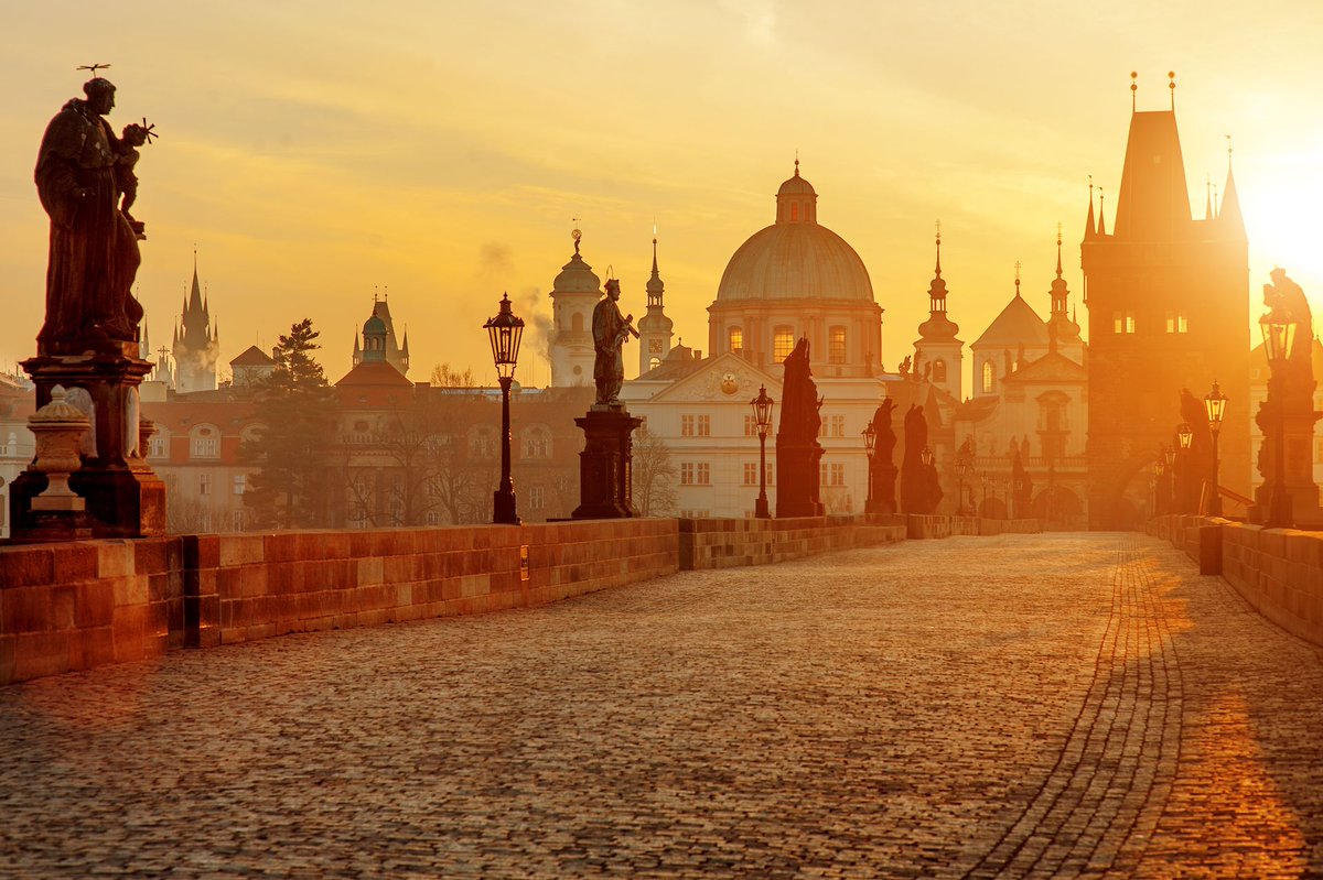 Un tip para disfrutar del Puente de Carlos y lograr fotografías únicas es visitarlo antes de la salida del sol y lamento decirte que no serás el único pero lo que si te aseguramos es que no habrá turismo masivo #DestinoChequia #Praga #vacaciones #viajar
