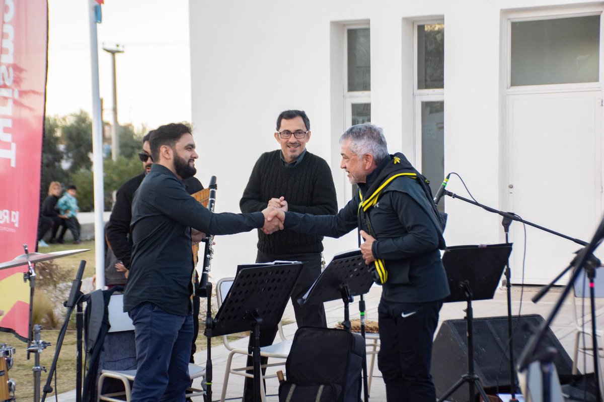 amolinalarioja's tweet photo. COMPARTIMOS un hermoso momento escuchando a nuestra ORQUESTA Municipal de Música Popular en la Estación, donde tocaron canciones de los Beatles con arreglos propios. 

GRACIAS por compartirnos su arte y FELICIDADES. https://t.co/ZhLIgRlLai