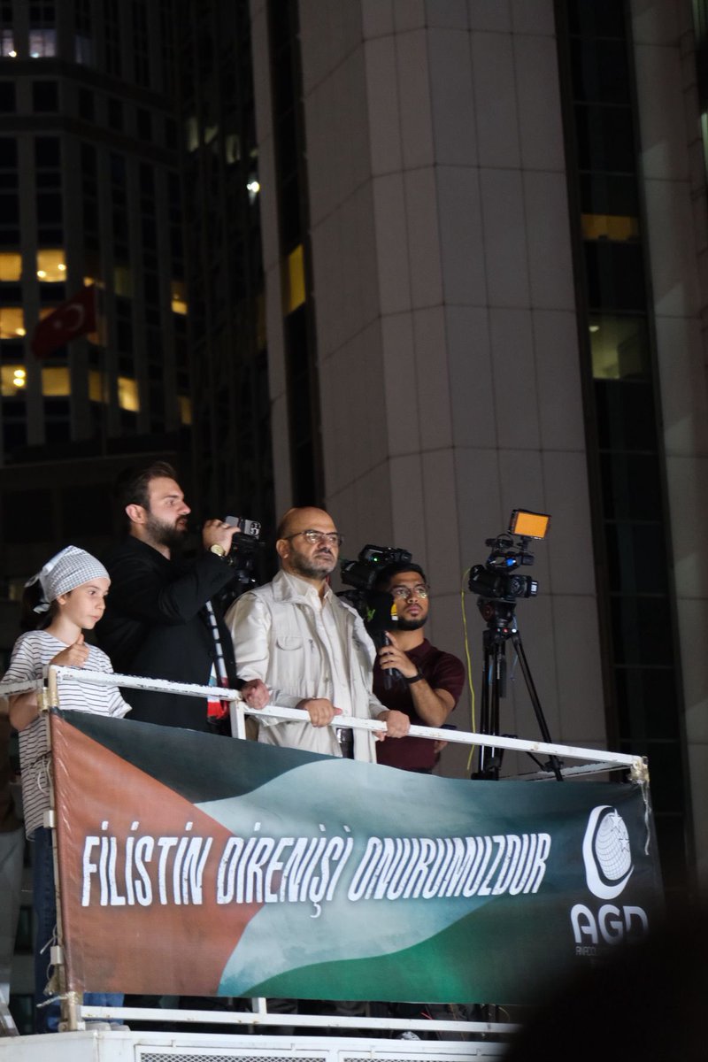 agdistanbul's tweet image. İSLAM DÜNYASI SEYREDİYOR!
Siyonist Rejim İsrail’in konsolosluğu önünden bir kez daha HAYKIRIYORUZ:
Filistinli kardeşlerimizi bu zulme, bu yalnızlığa ASLA TERK ETMEYECEĞİZ!
#GazzeAçlıktanÖlüyor
#GazzeyiUnutma…