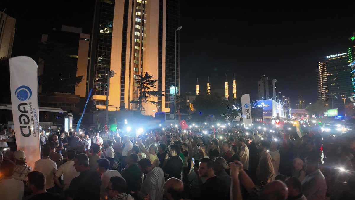 agdistanbul's tweet image. İSLAM DÜNYASI SEYREDİYOR!
Siyonist Rejim İsrail’in konsolosluğu önünden bir kez daha HAYKIRIYORUZ:
Filistinli kardeşlerimizi bu zulme, bu yalnızlığa ASLA TERK ETMEYECEĞİZ!
#GazzeAçlıktanÖlüyor
#GazzeyiUnutma…