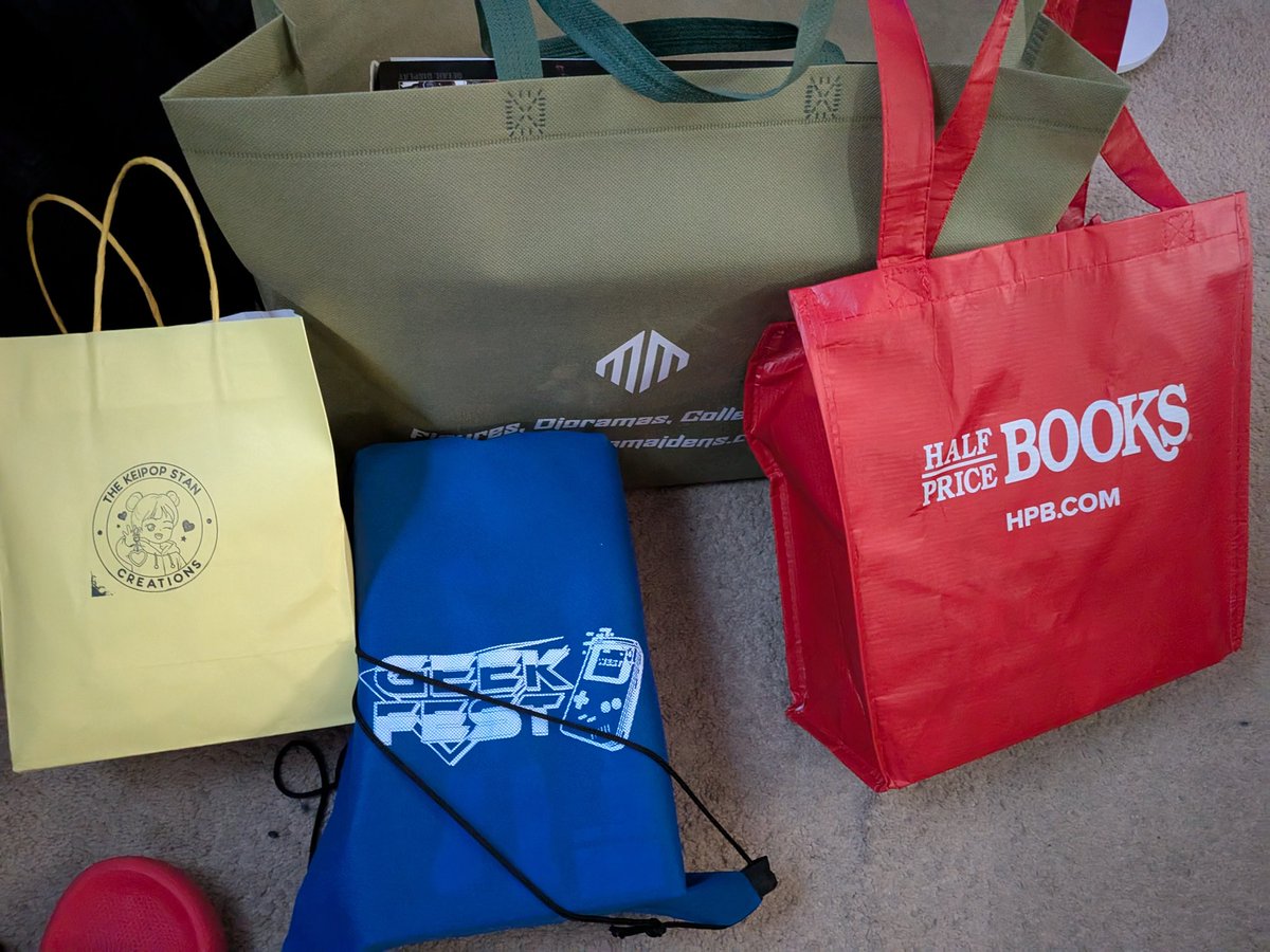JeiShi's tweet image. Merch haul from a local convention called #geekfest . First time going to one, probably streaming tonight maybe......
