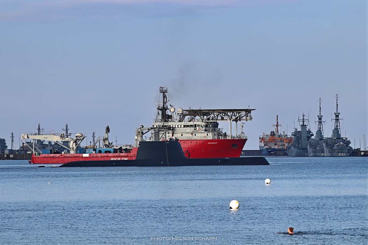 ScharnHelwin's tweet image. Noch ist #SubmarineSunday. Also nochmal RSS #Illustrious, mit Safety Vessel #Aquanaut zwichen Marinestützpunkt und Strand in #Eckernförde (17.07.25). #Uboot #Singapur #TKMS