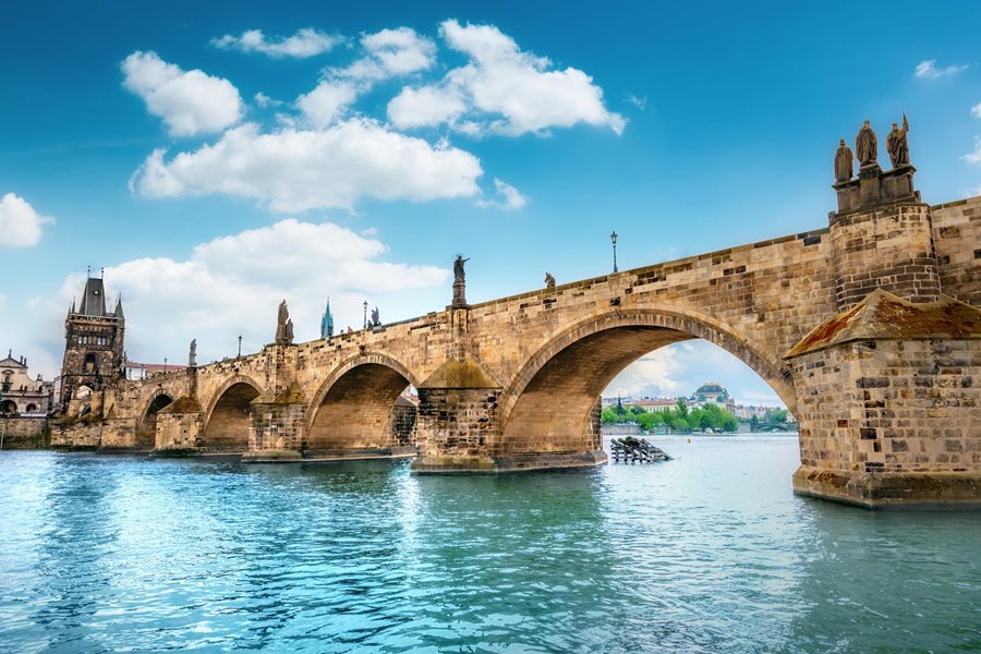Sabías que en el 2022 el Puente de Carlos logro la 10º posición de sitios turísticos en el mundo en la red social de #instagram y según el portal de turismo #TripAdvisor  es el 6º monumento más bonito a nivel mundial #DestinoChequia #turismo #viajar