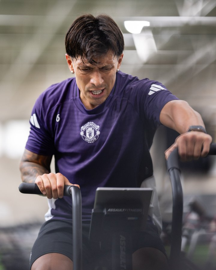 UnitedStandMUFC's tweet photo. Licha putting in the work 💪 #mufc https://t.co/hx7Z0tgUWy