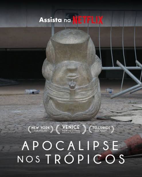 roberta_bastoss's tweet photo. Acabei de assistir Apocalipse nos Trópicos e, sinceramente, foi impossível sair igual. É daqueles documentários que não só informam, eles te atravessam.

A narrativa é dura, necessária, mas o que mais me chocou foi constatar como nossa sociedade tem se rendido ao fundamentalismo cristão de forma tão cega e perigosa. Ver pessoas repetindo discursos de ódio, manipuladas em nome da fé, é de partir o coração. É como assistir a uma nação hipnotizada, gente boa transformada em zumbi por seitas políticas travestidas de religião.

O filme mostra com precisão cirúrgica como o bolsonarismo se alimenta dessa confusão entre púlpito e palanque, entre fé e fanatismo. E isso precisa ser dito com todas as letras: o projeto de poder autoritário no Brasil foi e ainda é sustentado por uma estrutura de manipulação religiosa.

Não tem como assistir e ficar indiferente. É um soco no estômago, mas um alerta necessário. Se a gente não encarar isso de frente, o risco de repetir a história é real.

Apocalipse nos Trópicos é mais que um filme. É um espelho incômodo. E a gente precisa olhar pra ele.

#ApocalipseNosTrópicos