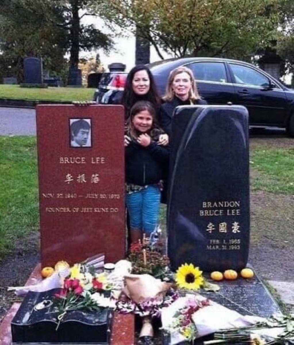 bruceleedragon1's tweet image. Bruce Lee🐉…We Celebrate and Remember The Life of Lee Jun-fan 李振藩. #OTD July 20, 1973.
Shannon Lee, Wren, and Linda Lee Cadwell in Seattle Paying their Respects to Their Husband, Father, and Grandfather Bruce Lee...(and Brandon Lee.)