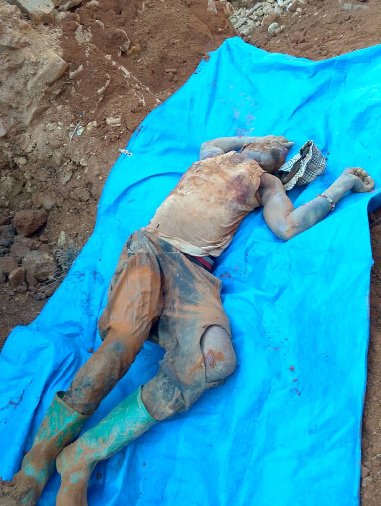 fmediardc's tweet image. #Tragédie à #Luhihi, #SudKivu :
Dans la nuit du 19 au 20/07, plus de 11 puits d’or se sont effondrés, ensevelissant des centaines de creuseurs artisanaux qui tentaient simplement de gagner leur vie.  
Selon nos sources, plus de 50 corps ont déjà été retrouvés. bilan  provisoire.