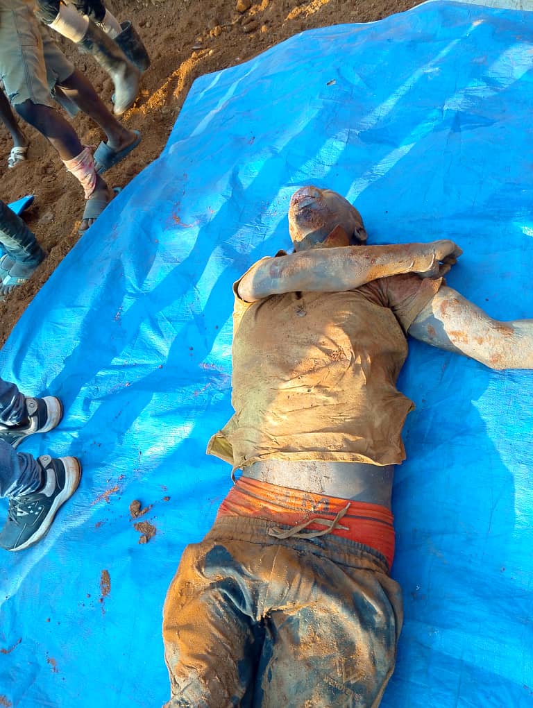 fmediardc's tweet image. #Tragédie à #Luhihi, #SudKivu :
Dans la nuit du 19 au 20/07, plus de 11 puits d’or se sont effondrés, ensevelissant des centaines de creuseurs artisanaux qui tentaient simplement de gagner leur vie.  
Selon nos sources, plus de 50 corps ont déjà été retrouvés. bilan  provisoire.