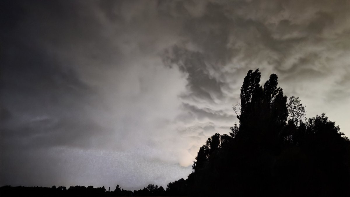 Lapalud (84), énorme structure 😲⚡️.
Fortes pluies, rafales et foudre (23h).
<a href="/KeraunosObs/">Keraunos</a> <a href="/ExtremeMeteo/">Extrême Météo</a> <a href="/infoclimat/">Asso Infoclimat</a> <a href="/lachainemeteo/">La Chaîne Météo</a> <a href="/KarineDurandpro/">Karine Durand</a> <a href="/MeteoExpress/">Météo Express</a> <a href="/Meteovilles/">Guillaume Séchet</a> <a href="/meteofrance/">Météo-France</a>.