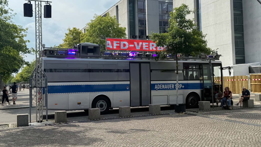 Rainer Groß (@realrainergross) on Twitter photo Liebe <a href="/polizeiberlin/">Polizei Berlin</a>, ich habe einige Frage an Sie.
Zwischen den „Demonstranten“ und dem Ort der Interviewaufzeichnung mit Alice #Weidel liegt eine Luftlinie von ca. 100m. Die Straße, an dem der „Demo“-Bus parkte, ist die Paul-Löbe-Alle, die durch die unmittelbare Nähe zum Liebe <a href="/polizeiberlin/">Polizei Berlin</a>, ich habe einige Frage an Sie.
Zwischen den „Demonstranten“ und dem Ort der Interviewaufzeichnung mit Alice #Weidel liegt eine Luftlinie von ca. 100m. Die Straße, an dem der „Demo“-Bus parkte, ist die Paul-Löbe-Alle, die durch die unmittelbare Nähe zum