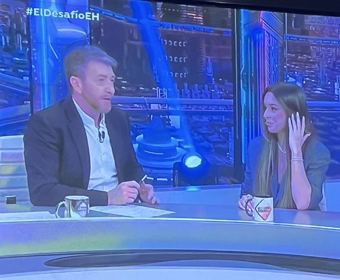 Jimbo4xL's tweet photo. lo que acabo de presenciar mientras cenaba con mis hijos no tiene nombre.. atentos a lo que el mamaracho de pablo motos acaba de soltar a marta diaz en prime time

“niña tu y yo tenemos que hacer la dieta del 8, tu me comes la polla y yo te como el chocho”

estamos todos flipando https://t.co/juIlGt7ALA