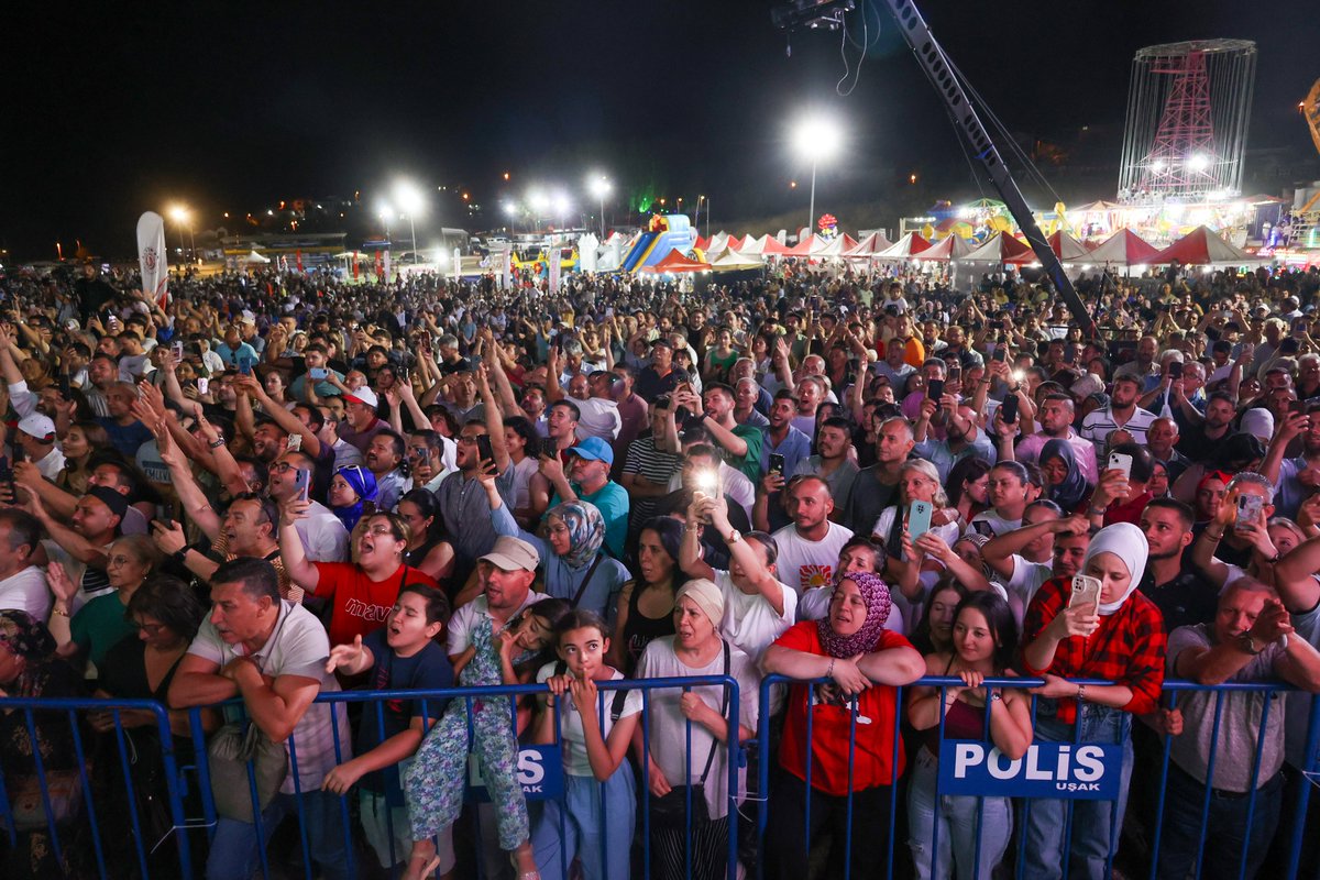 Belediye Başkanımız Sayın Özkan Yalım ve Ankara Milletvekilimiz, Cumhuriyet Halk Partisi Parti Meclisi Üyemiz Sayın Ali Haydar Hakverdi’nin de büyük bir ilgiyle takip ettiği konser, festivalin en özel anlarından biri olarak hafızalara kazındı.

Bu muhteşem gecede bizlere müziğin