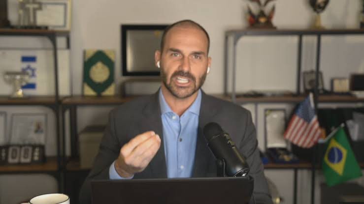 EDUARDO BOLSONARO AMEAÇA A POLÍCIA FEDERAL EM LIVE E RECEBE RESPOSTA À ALTURA

No exato dia em que sua licença na Câmara termina, Eduardo Bolsonaro foi às redes e fez o que sabe fazer: atacou instituições. 

Durante uma live, ele mencionou o delegado da PF Fábio Shor, responsável