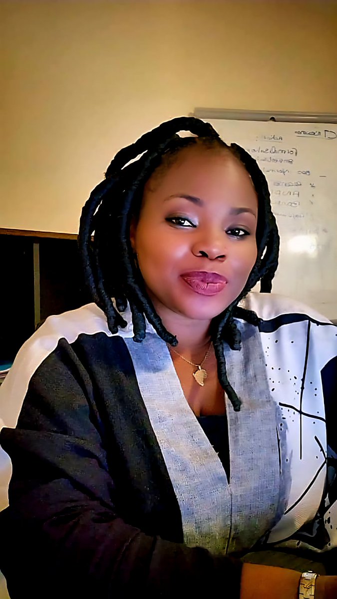 📌 Les femmes ambitieuses dérangent. Et c’est très bien ainsi.
Dans l’arène politique, l’ambition féminine est encore trop souvent perçue comme une menace. Pourquoi ? Parce qu’elle bouscule l’ordre établi, elle refuse de rester à sa place, elle ose décider, incarner une vision.