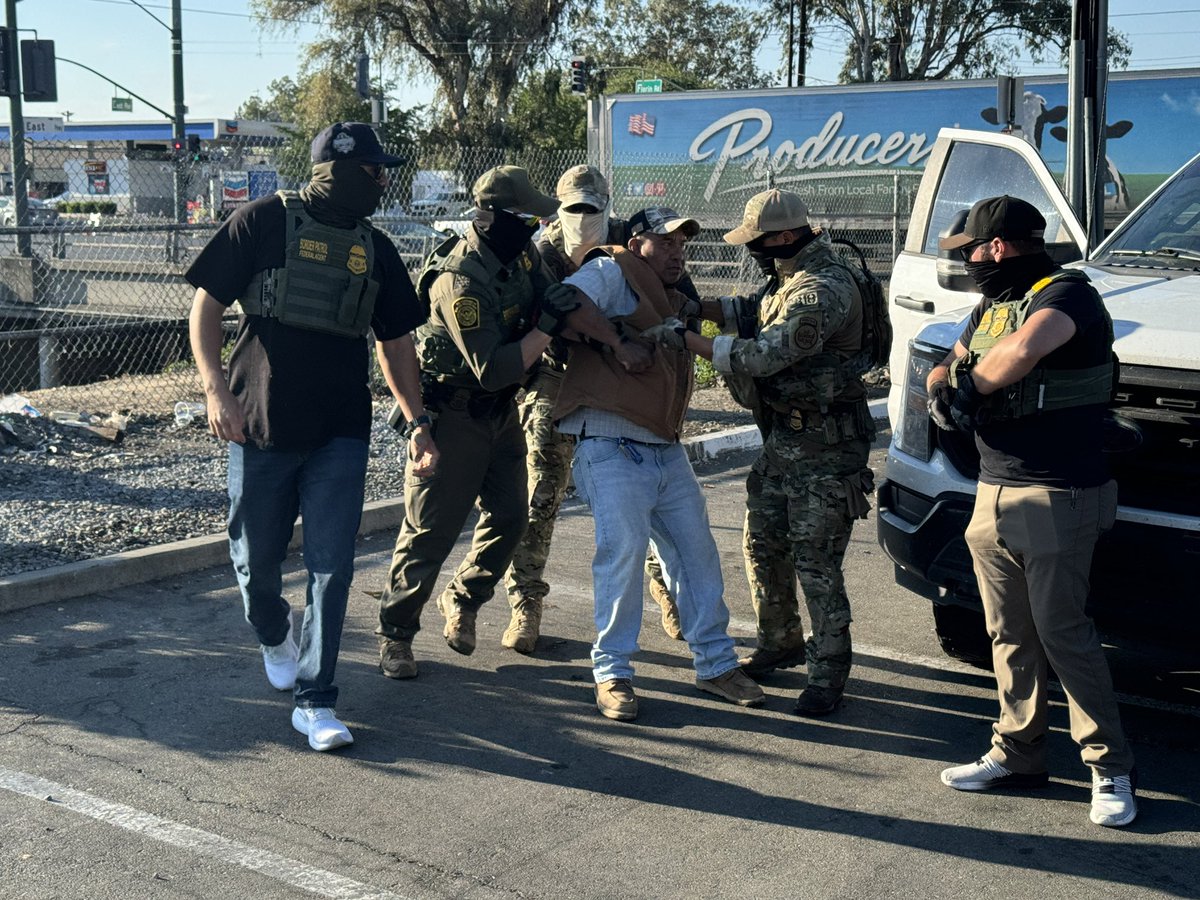 BillMelugin_'s tweet image. NEW: Border Patrol tells @FoxNews records checks reveal that of the 11 illegal aliens they arrested in a raid at a Sacramento Home Depot on Thursday, five have a criminal history, of which three are convicted felons, including a fentanyl trafficker & a sex offender who fled from…