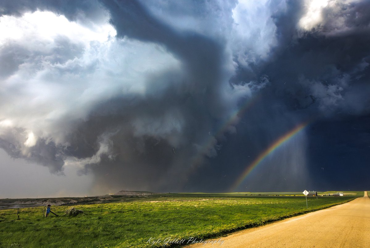 wxkylegillett's tweet image. The dusty Dickinson wedge tornado and double rainbow on June 19th. #NDwx
