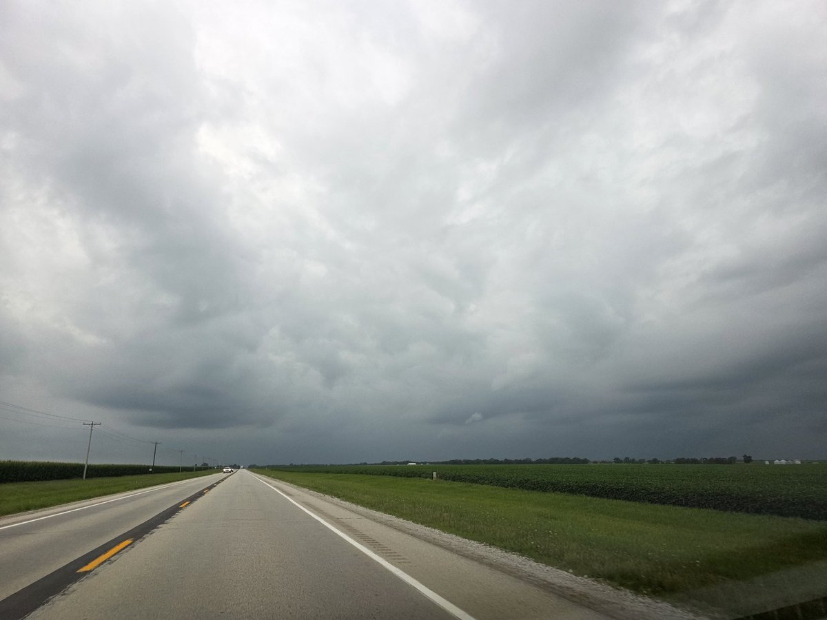 LukeZimWx's tweet image. Heading West on Hwy-16 just East of Shelbyville, llinois #ilwx #wxtwitter