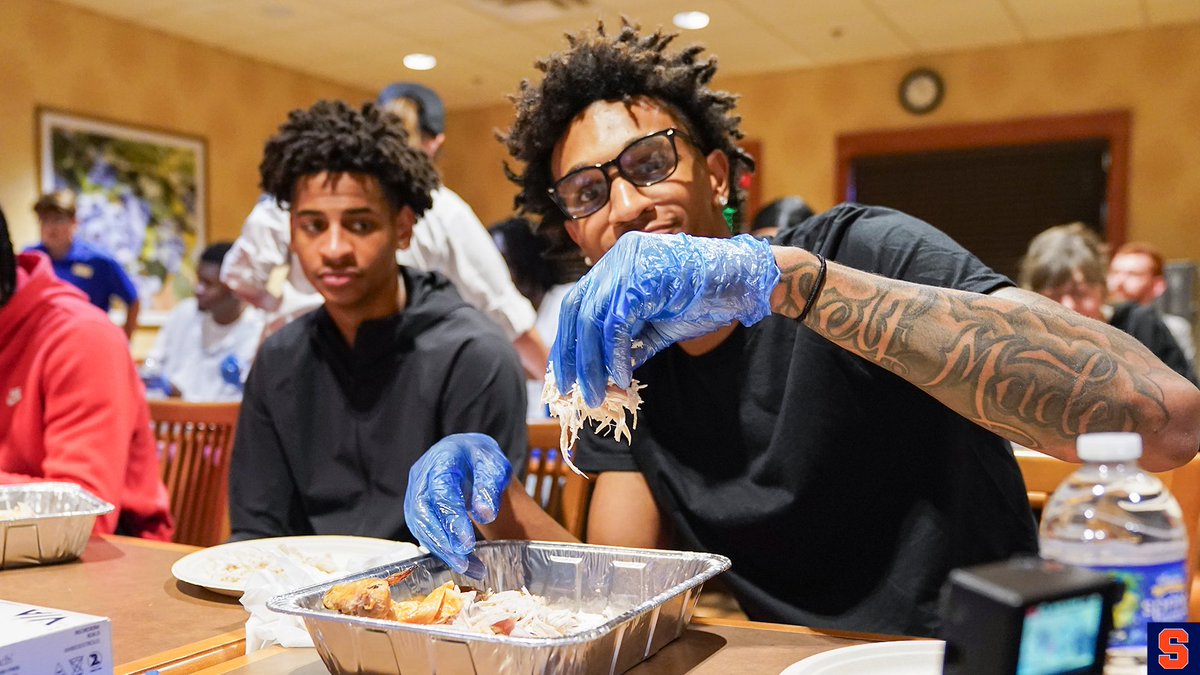 Cuse_MBB's tweet image. Cheffin it up with our friends at @Wegmans 👨🍳🌮