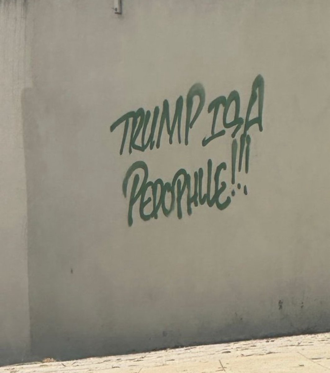 krassenstein's tweet image. I don’t support graffiti but I support the warning.
First image is Rochester, NY.
Second image is Los Angeles, CA.
SHARE IF YOU ALSO SUPPORT.