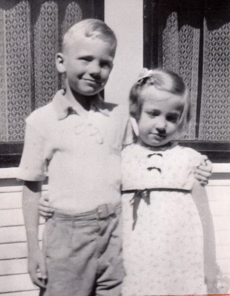 OptimoPrincipi's tweet image. Neil Armstrong and reading…
‘Neil's mother Viola read to him constantly, instilling in him her love of books. The boy learned to read extraordinarily early, and would read street signs by the age of three. During his first year in elementary school, in Warren, Neil read over…