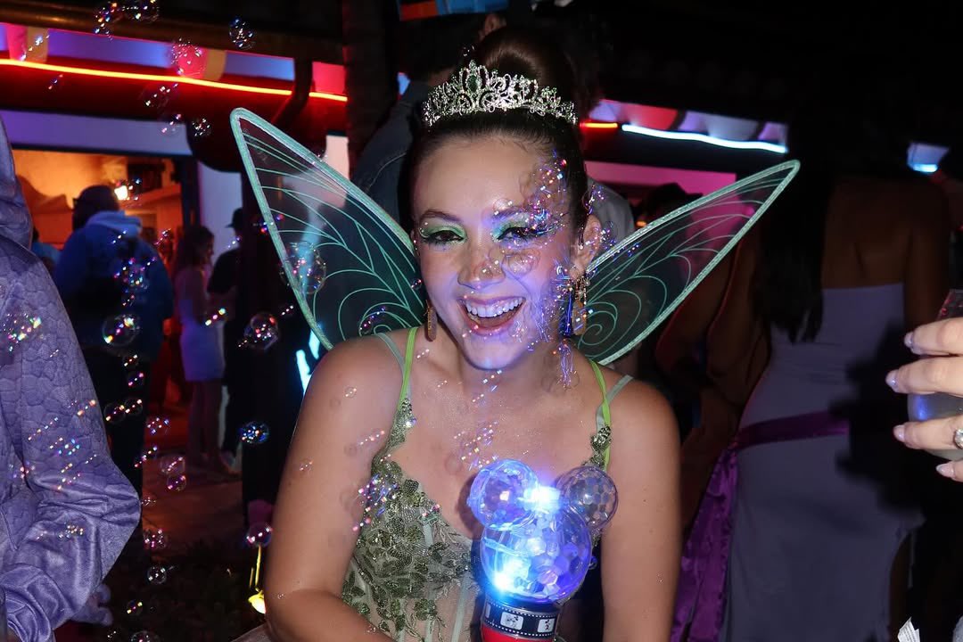 AHSZone's tweet image. Billie Lourd held a Disney rave-themed birthday party in Los Angeles last night with fellow “American Horror Story” alums Emma Roberts and Macaulay Culkin in attendance.