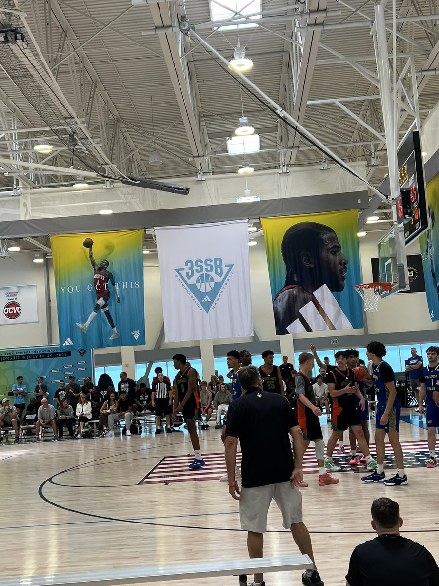 PrepU_Hoops's tweet image. Great back-and-forth battle between Indiana Elite 17U and Wildcat Select 17U.
The stars are shining — 5⭐️ prospects Taylen Kinney and Anthony Thompson are going at it and playing at a high level. Big-time matchup. #3SSB #EarnYourStripes